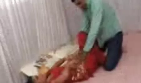 ضيق في سن المراهقة آنا يحصل مارس الجنس مع القط الكبير. مقاطع سكس عربي لبناني